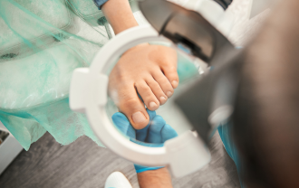 Лучшие лампы-лупы для кабинета подолога — обзор функций и возможностей